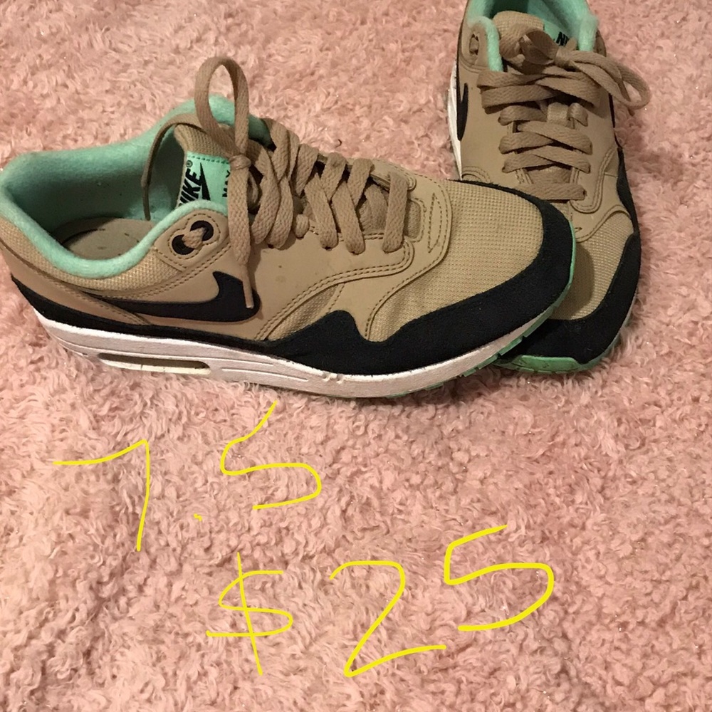Nikes 7.5
